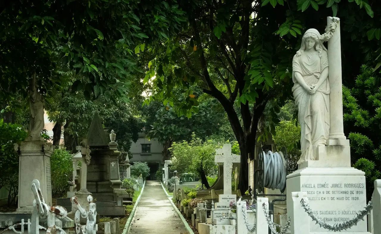 Código QR cerámico en un contexto de cementerio