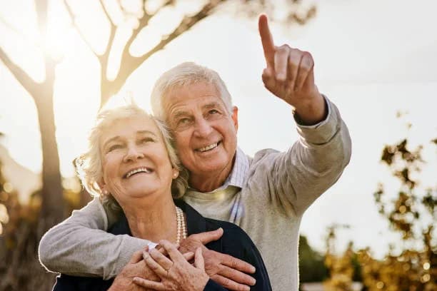 Olhavam, sempre, na mesma direção.